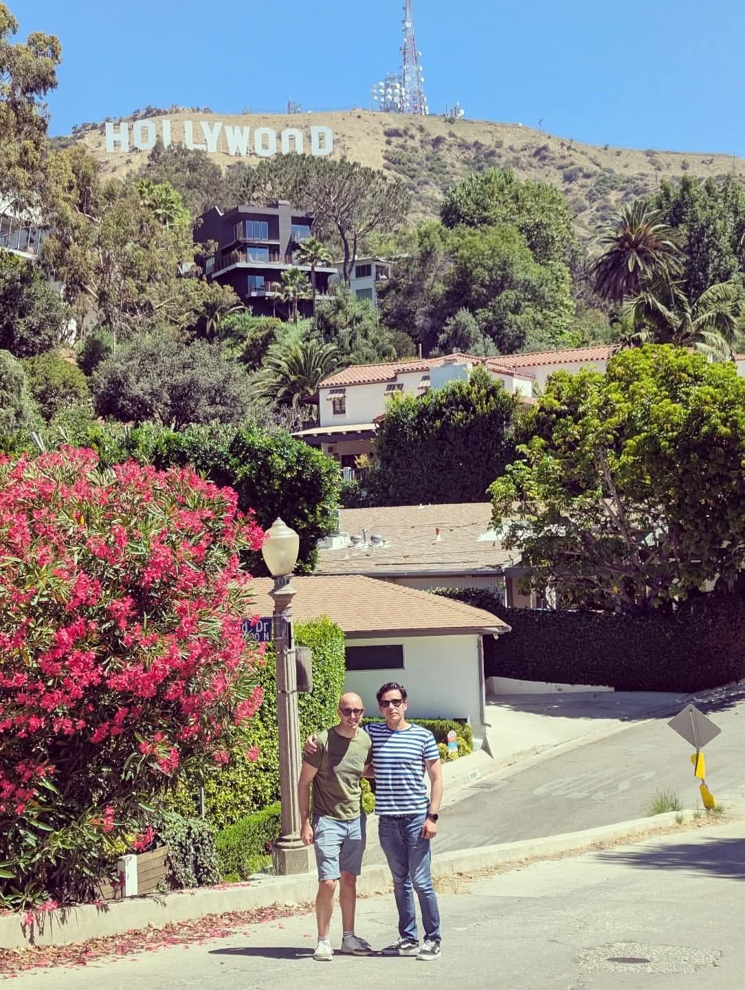 Diego Fresno y su cliente Álvaro en Los Ángeles junto al cartel de Hollywood durante un viaje por la Ruta 66