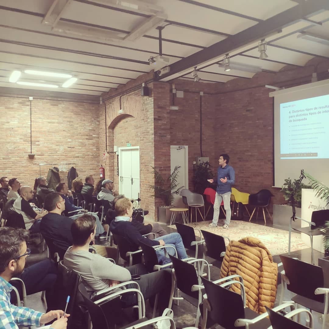Diego Fresno, consultor de marketing digital en Gijón, en una foto del Edificio Cristasa